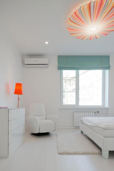 Fehér hálószoba design lámpával - háló ötlet, modern stílusban