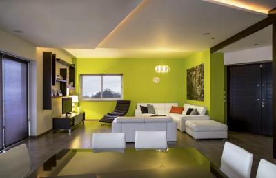 Zöld fal a nappaliban - nappali ötlet, modern stílusban