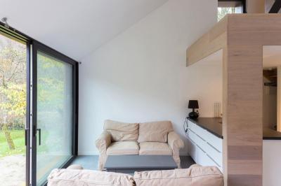 Konyhasarok a nappaliban - nappali ötlet, modern stílusban