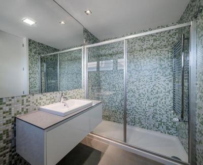 Tágas zuhanyzó - fürdő / WC ötlet, modern stílusban