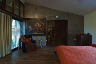 Hálószoba látszóbeton fallal - háló ötlet, modern stílusban