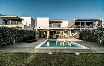 Terasz medencével - homlokzat ötlet, modern stílusban