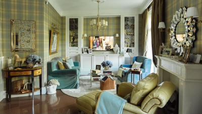 Kockás tapéta a nappaliban - nappali ötlet, klasszikus stílusban