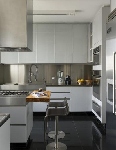 Fehér konyhabútor - konyha / étkező ötlet, modern stílusban