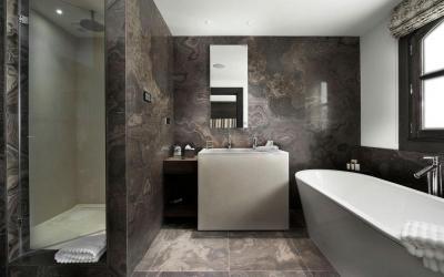 Márványhatású kővel burkolt fürdőszoba - fürdő / WC ötlet, modern stílusban