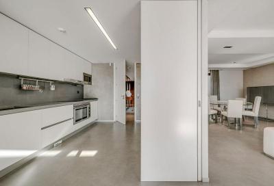 Fehér konyhabútor - konyha / étkező ötlet, modern stílusban