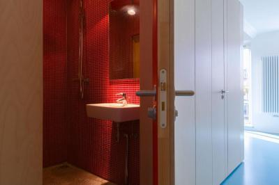 Piros mozaikcsempe - fürdő / WC ötlet, modern stílusban