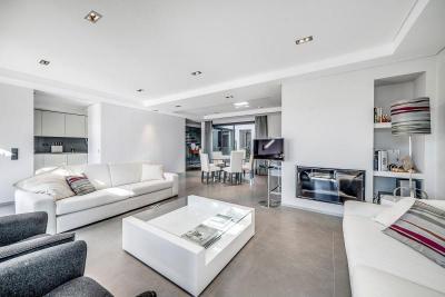 Fehér bútorok - nappali ötlet, modern stílusban