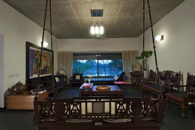 Mennyezetre függesztett szék - nappali ötlet, egzotikus stílusban