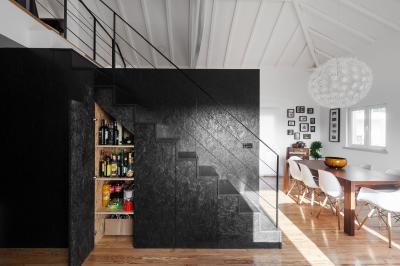Lépcső alatti tároló - nappali ötlet, modern stílusban