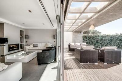 Fedett terasz - erkély / terasz ötlet, modern stílusban