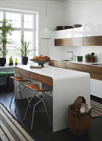 Fehér és fa konyhabútor - konyha / étkező ötlet, modern stílusban