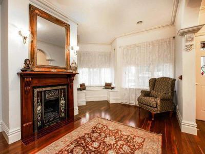 Kandalló a lakás ékessége40 - nappali ötlet, klasszikus stílusban