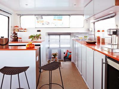 Egy lakóhajó konyhája - konyha / étkező ötlet, modern stílusban