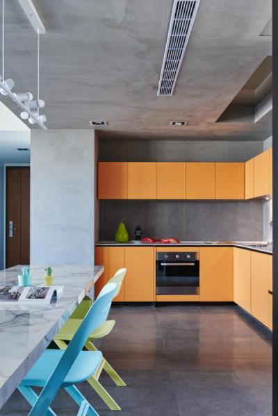 Sárga loft konyha - konyha / étkező ötlet, modern stílusban