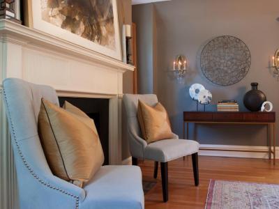 Székek a kandallónál - nappali ötlet, klasszikus stílusban