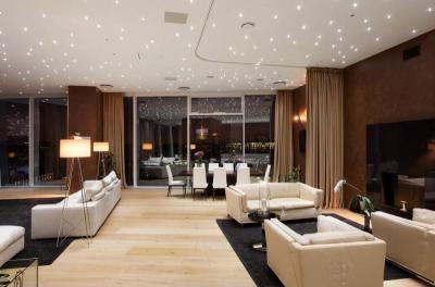 Csillagfényes mennyezet - nappali ötlet, modern stílusban