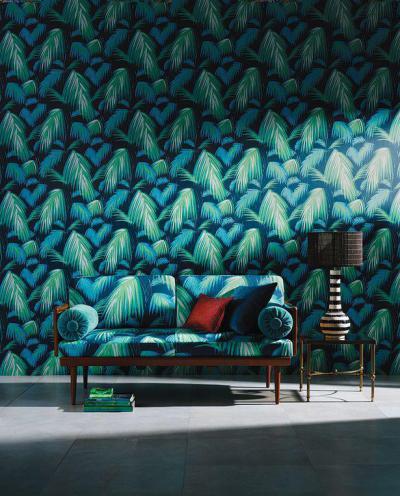 Dzsungel-mintás tapéta és kanapé - nappali ötlet, egzotikus stílusban