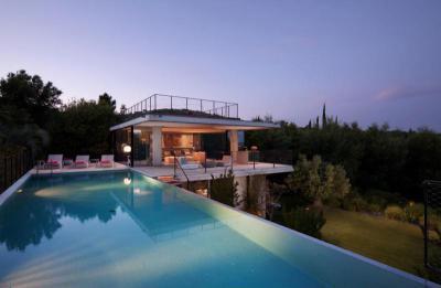 Modern ház medencés terasszal - medence / jakuzzi ötlet, modern stílusban