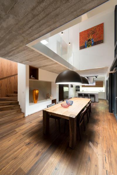 Konyha a lépcsőfeljárónál - konyha / étkező ötlet, modern stílusban