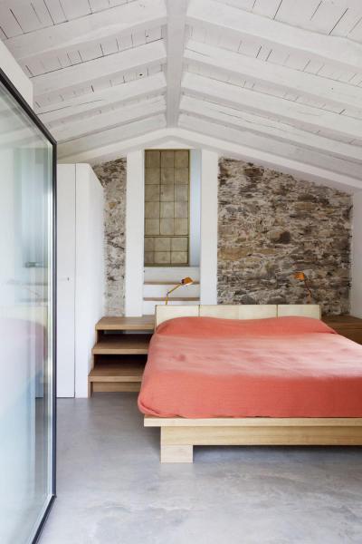 Hálószoba kőfallal - háló ötlet, rusztikus stílusban