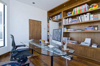 Üveglapos íróasztal - dolgozószoba ötlet, modern stílusban