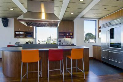 Színes székek - konyha / étkező ötlet, modern stílusban