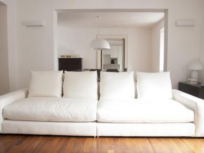 Fehér kanapé - nappali ötlet, modern stílusban