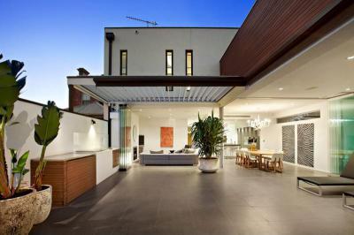 Teraszra nyíló belső tér - erkély / terasz ötlet, modern stílusban