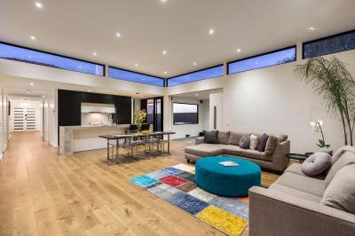 Színes szőnyeg - nappali ötlet, modern stílusban