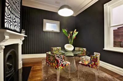 Nappali fekete tapétával - nappali ötlet, modern stílusban