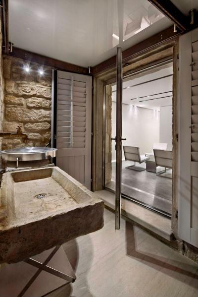 Rusztikus részletek és modern kiegészítők - fürdő / WC ötlet