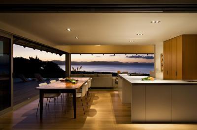 Konyha a teraszra nyitva - konyha / étkező ötlet, modern stílusban