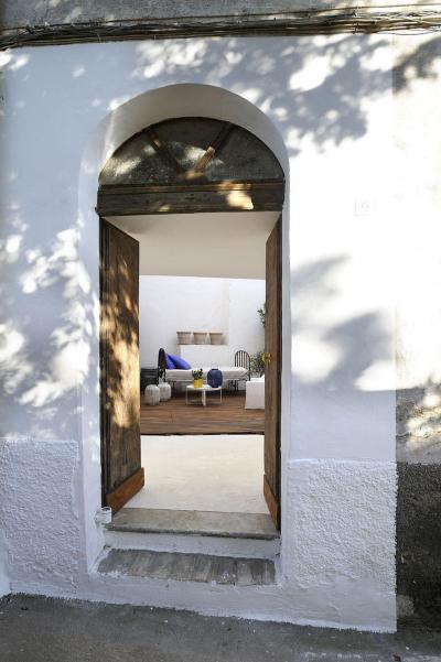 Tömör fa bejárati ajtó - bejárat ötlet, mediterrán stílusban