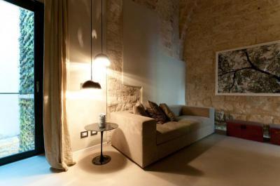 Modern bútorok régies környezetben - nappali ötlet, rusztikus stílusban