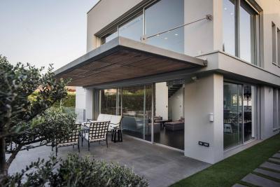 Terasz tetővel - erkély / terasz ötlet, modern stílusban