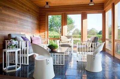 Fa veranda - nappali ötlet, modern stílusban