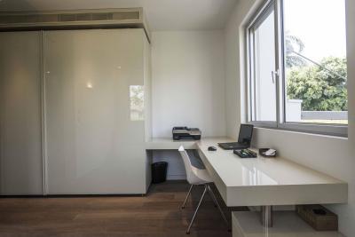 Fehér magasfényű bútorok - dolgozószoba ötlet, modern stílusban