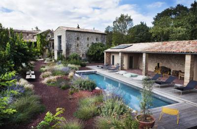 Mediterrán kert medencével - homlokzat ötlet, mediterrán stílusban