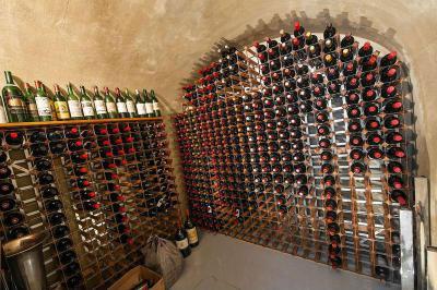 Boltíves borospince - belső továbbiak ötlet, modern stílusban