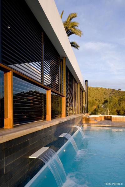 Medence csobogóval - medence / jakuzzi ötlet, modern stílusban