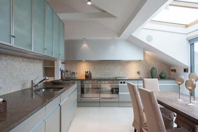 Tágas konyha - konyha / étkező ötlet, modern stílusban