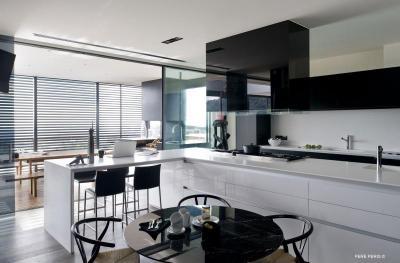 Fekete fehér konyhabútor - konyha / étkező ötlet, modern stílusban