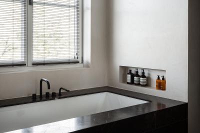 Fekete burkolat - fürdő / WC ötlet, modern stílusban