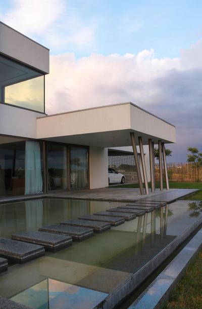 Tó a teraszon - homlokzat ötlet, modern stílusban