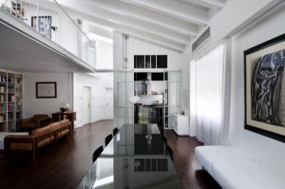 Nappali galériával - nappali ötlet, modern stílusban