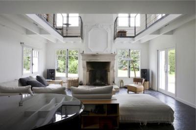 Tágas nappali kandallóval - nappali ötlet, klasszikus stílusban