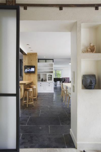 Tolóajtó a konyhában - konyha / étkező ötlet, modern stílusban