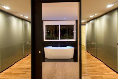 Fürdőszoba középen - fürdő / WC ötlet, modern stílusban