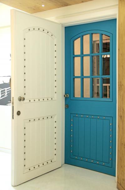 Kék bejárati ajtó - bejárat ötlet, modern stílusban